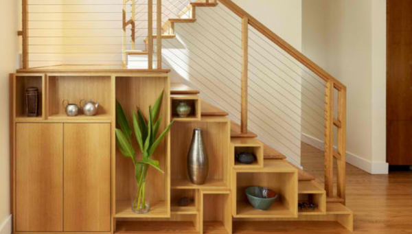 Lemari bawah tangga dengan rak sudut yang dimodifikasi